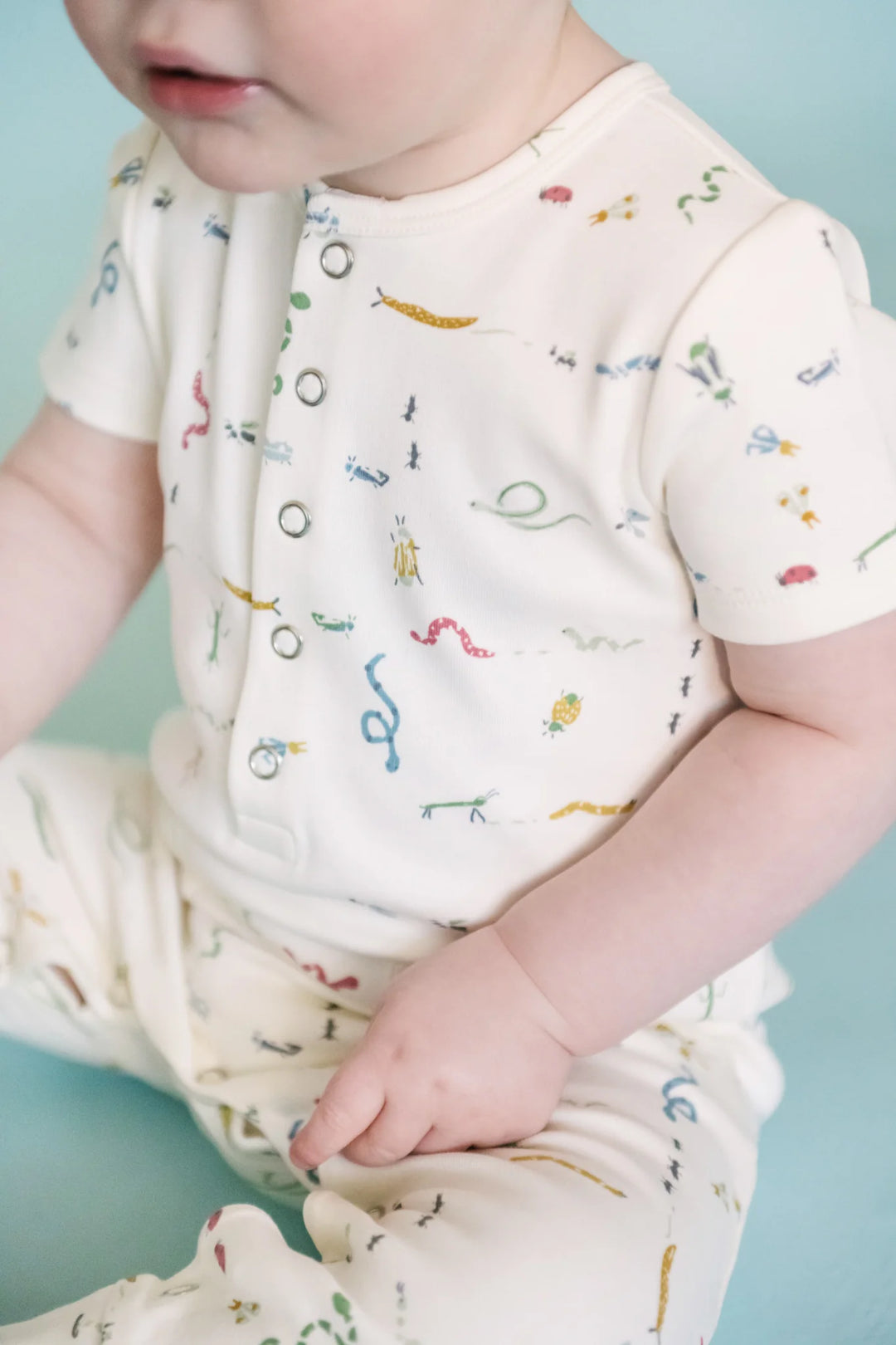 Pehr – Short Sleeve Henley Romper in Crawling Critters