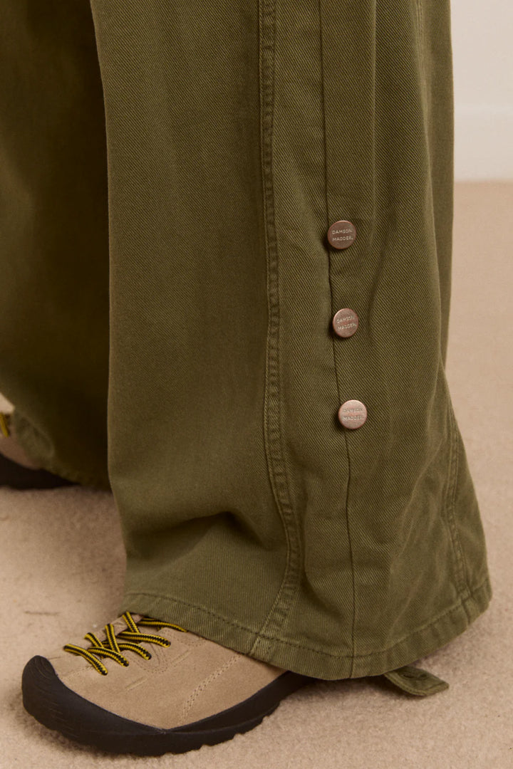 Damson Madder – Wylie Turn Up Jeans in Kaki