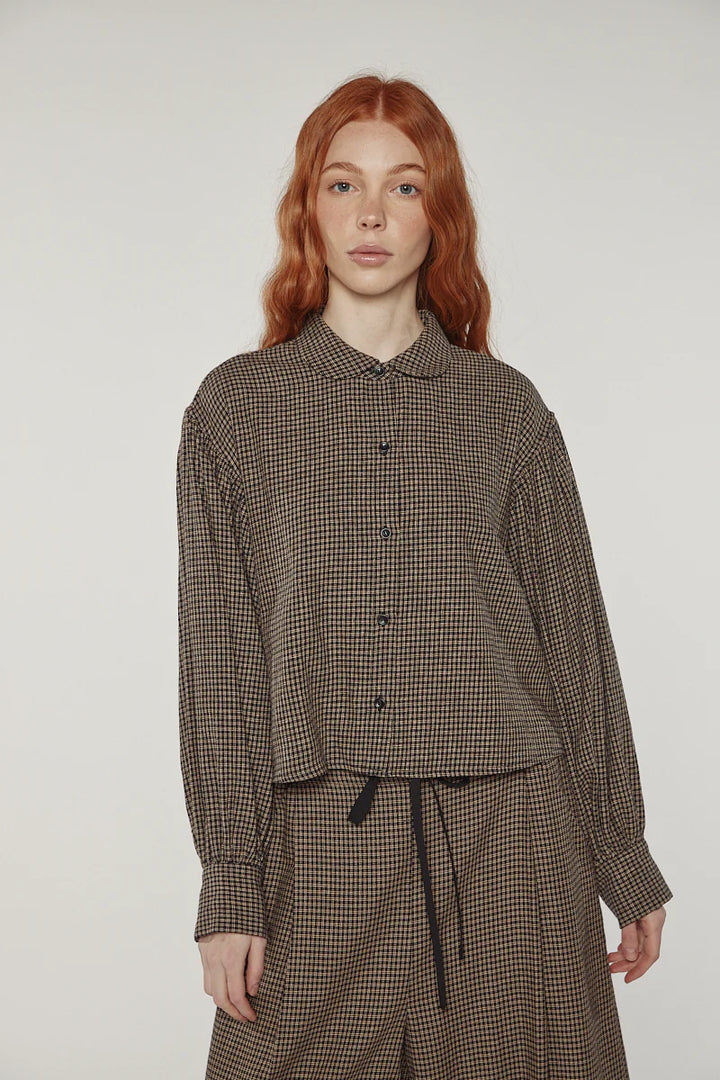 Amente – Volume Sleeve Blouse in Black/Khaki