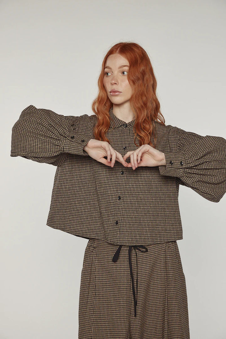 Amente – Volume Sleeve Blouse in Black/Khaki