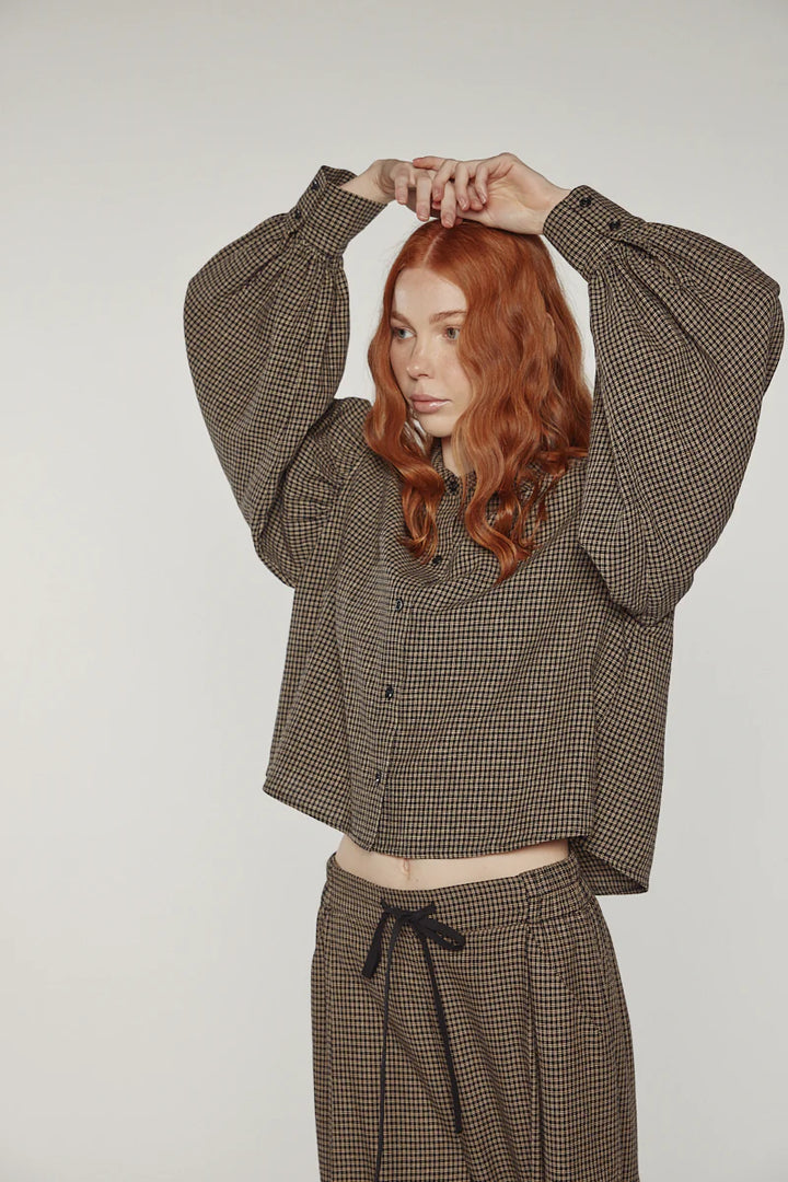 Amente – Volume Sleeve Blouse in Black/Khaki