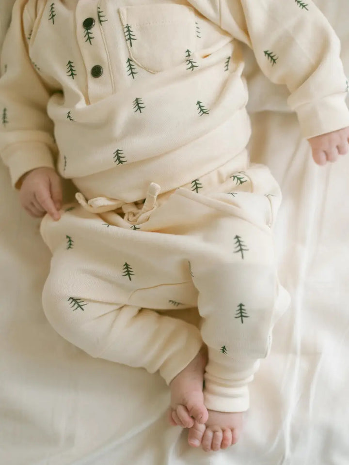 L'ovedbaby – Organic Henley & Jogger Set in Buttercream Trees
