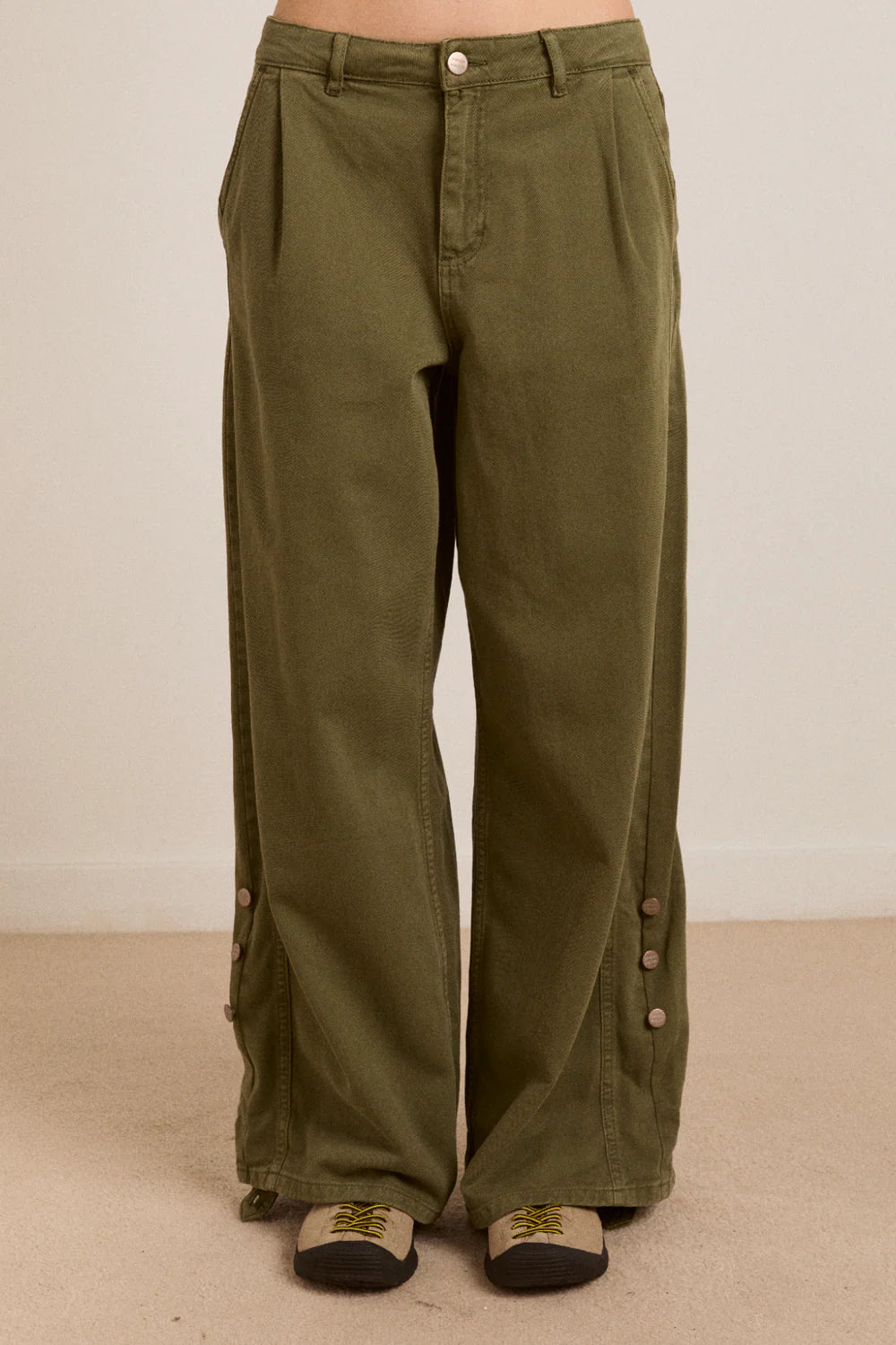 Damson Madder – Wylie Turn Up Jeans in Kaki