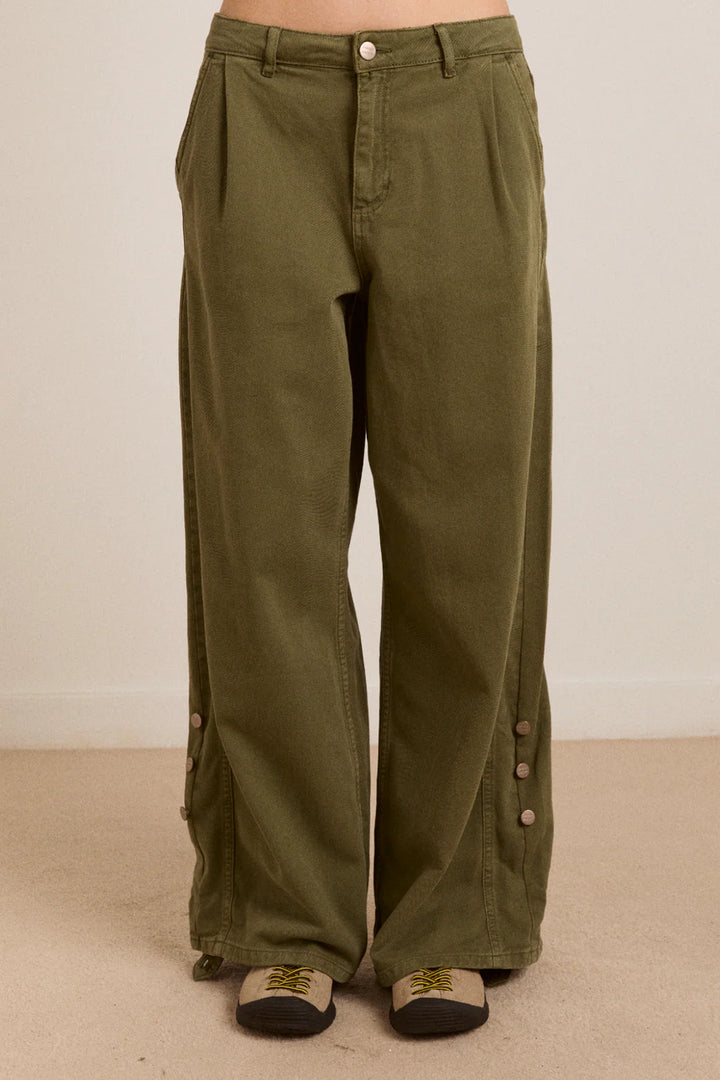 Damson Madder – Wylie Turn Up Jeans in Kaki