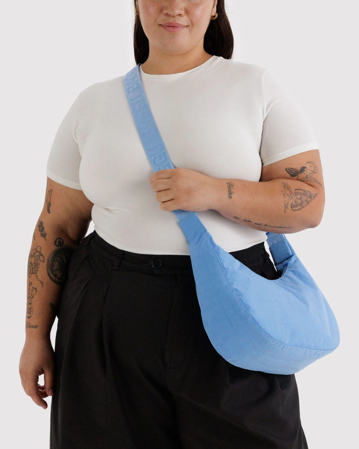 BAGGU - Medium Nylon Crescent Bag in Piscine