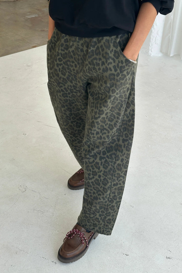 Le Bon Shoppe - Arc Pants in Fern Leopard