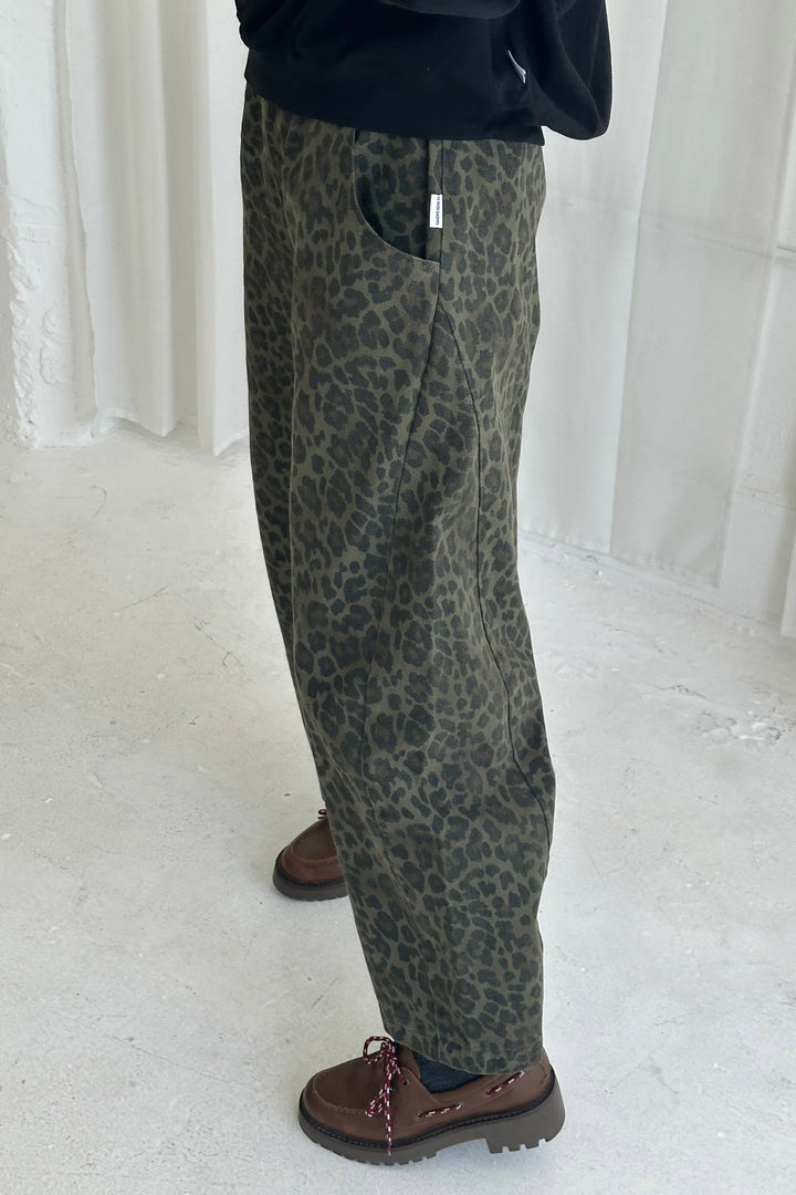 Le Bon Shoppe - Arc Pants in Fern Leopard
