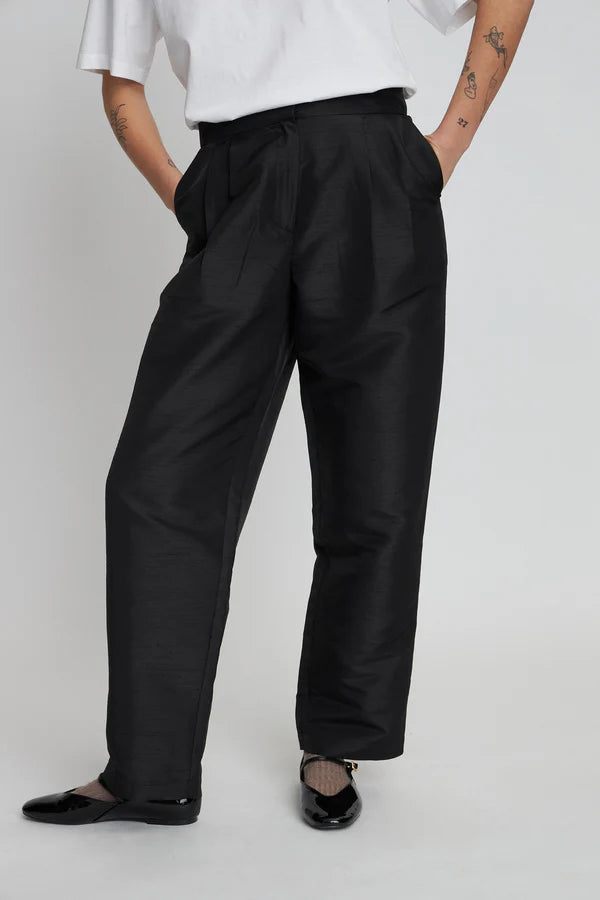 Stella Nova – Crispy Pleated Pant in Black