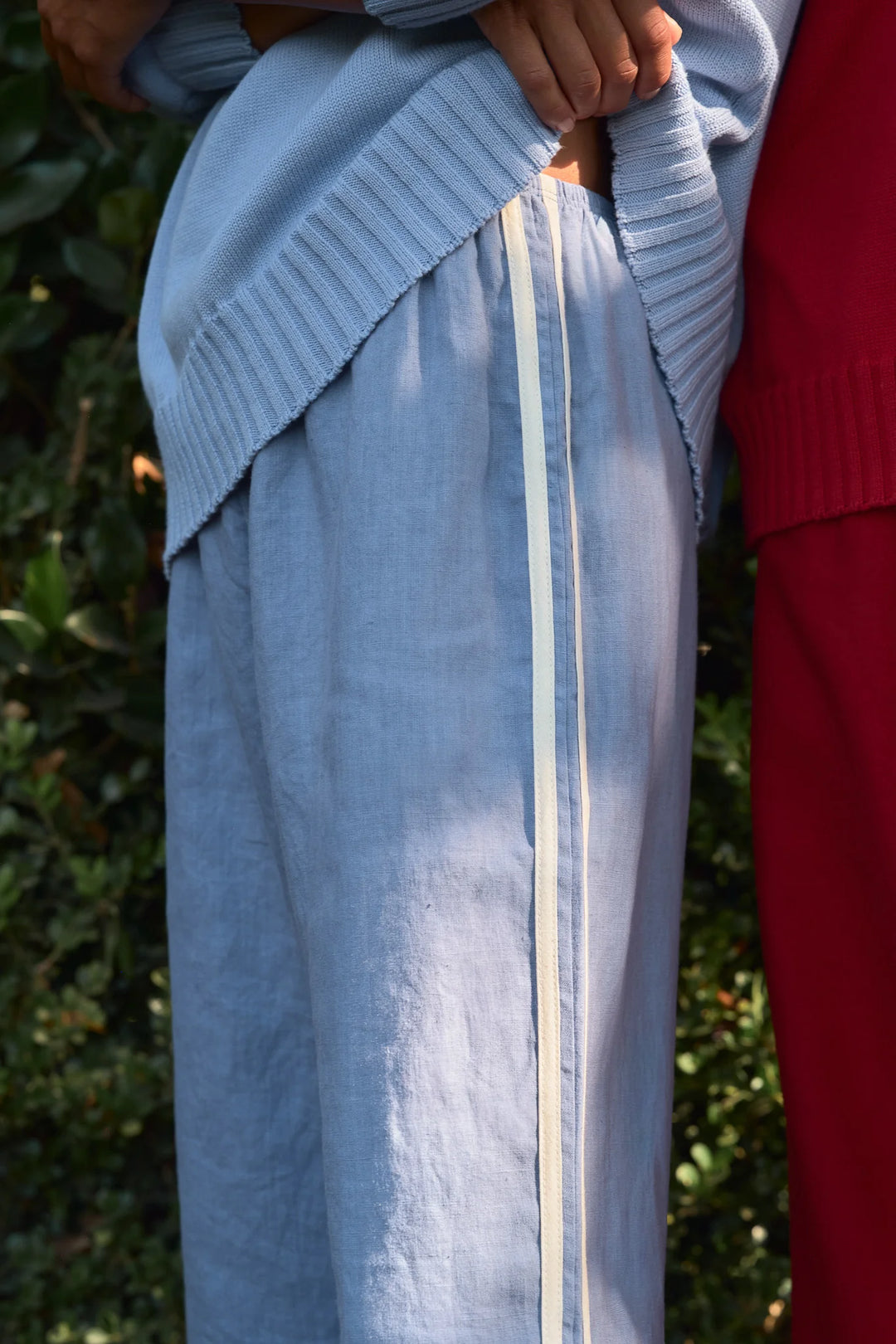 Donni – Linen Stripe Crop Racer Pant in Cornflower