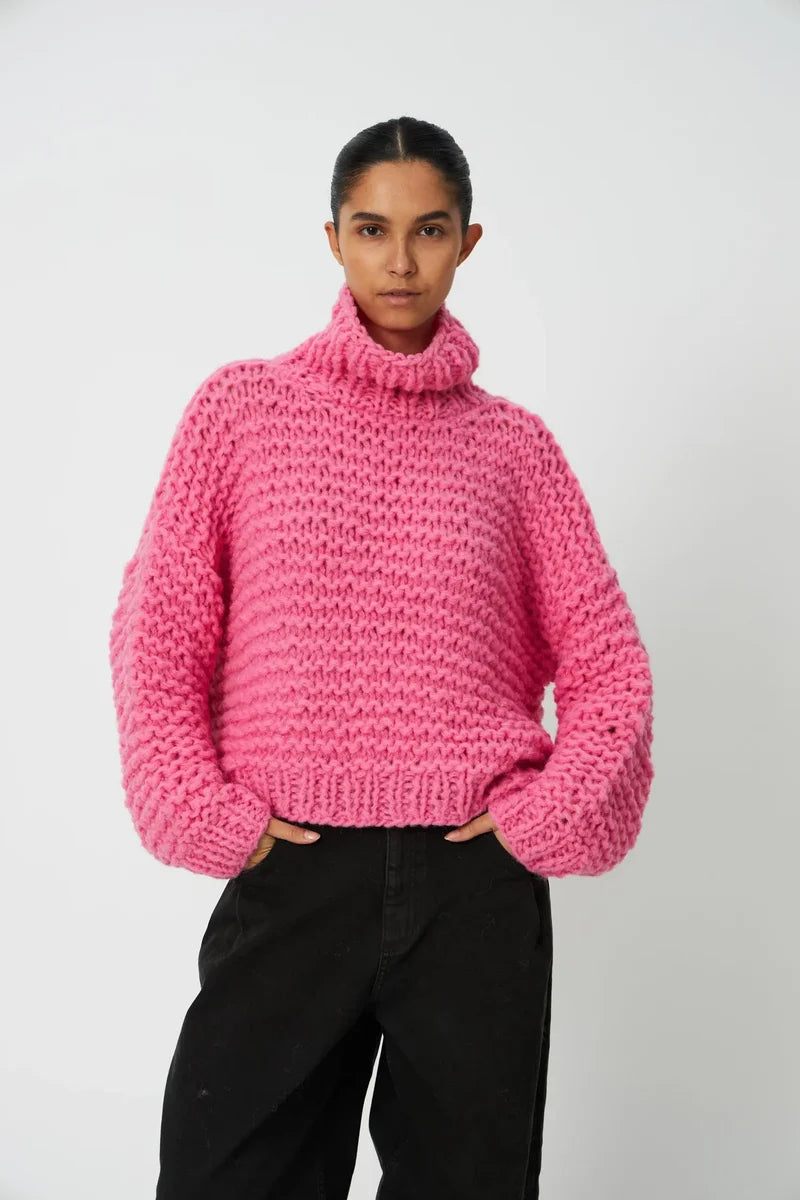 Stella Nova – Handknitted Peru Sweater in Amazing Pink