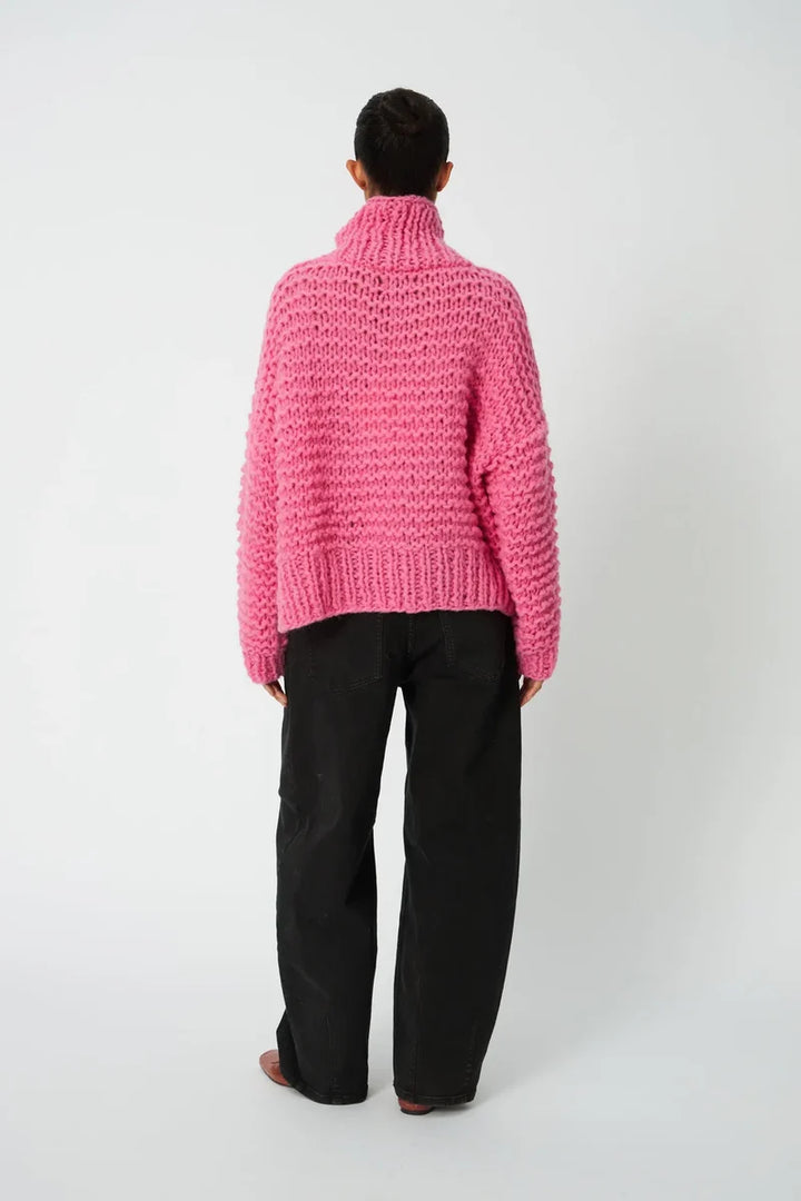 Stella Nova – Handknitted Peru Sweater in Amazing Pink
