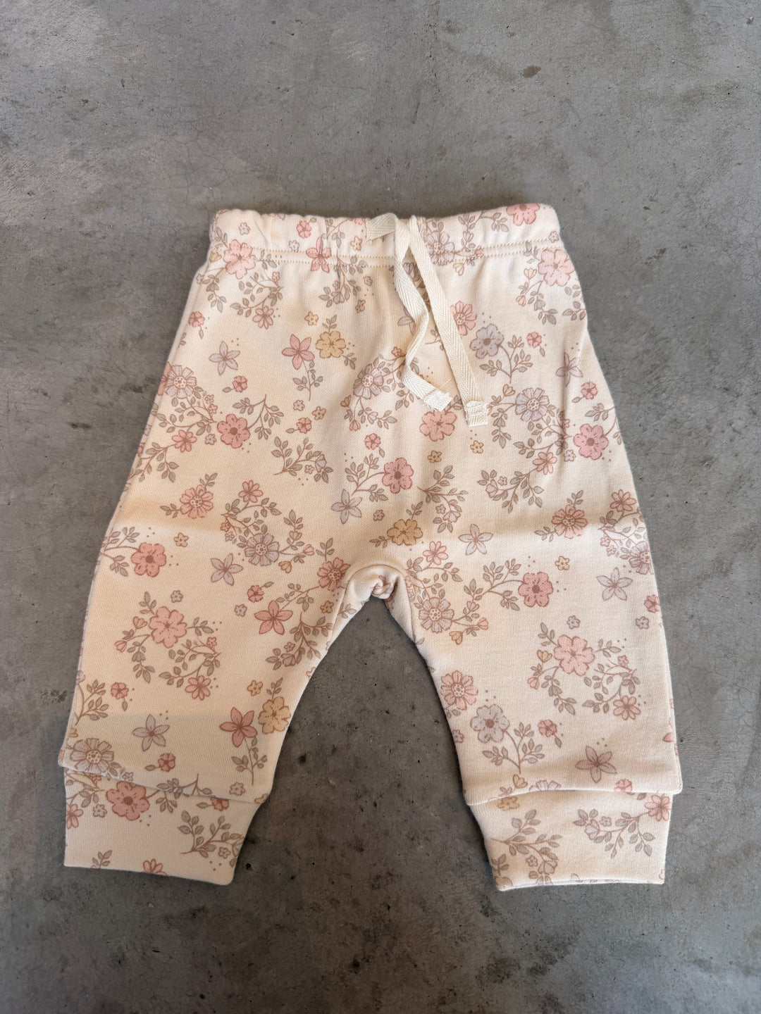 Quincy Mae – Drawstring Pants in Floral Vine
