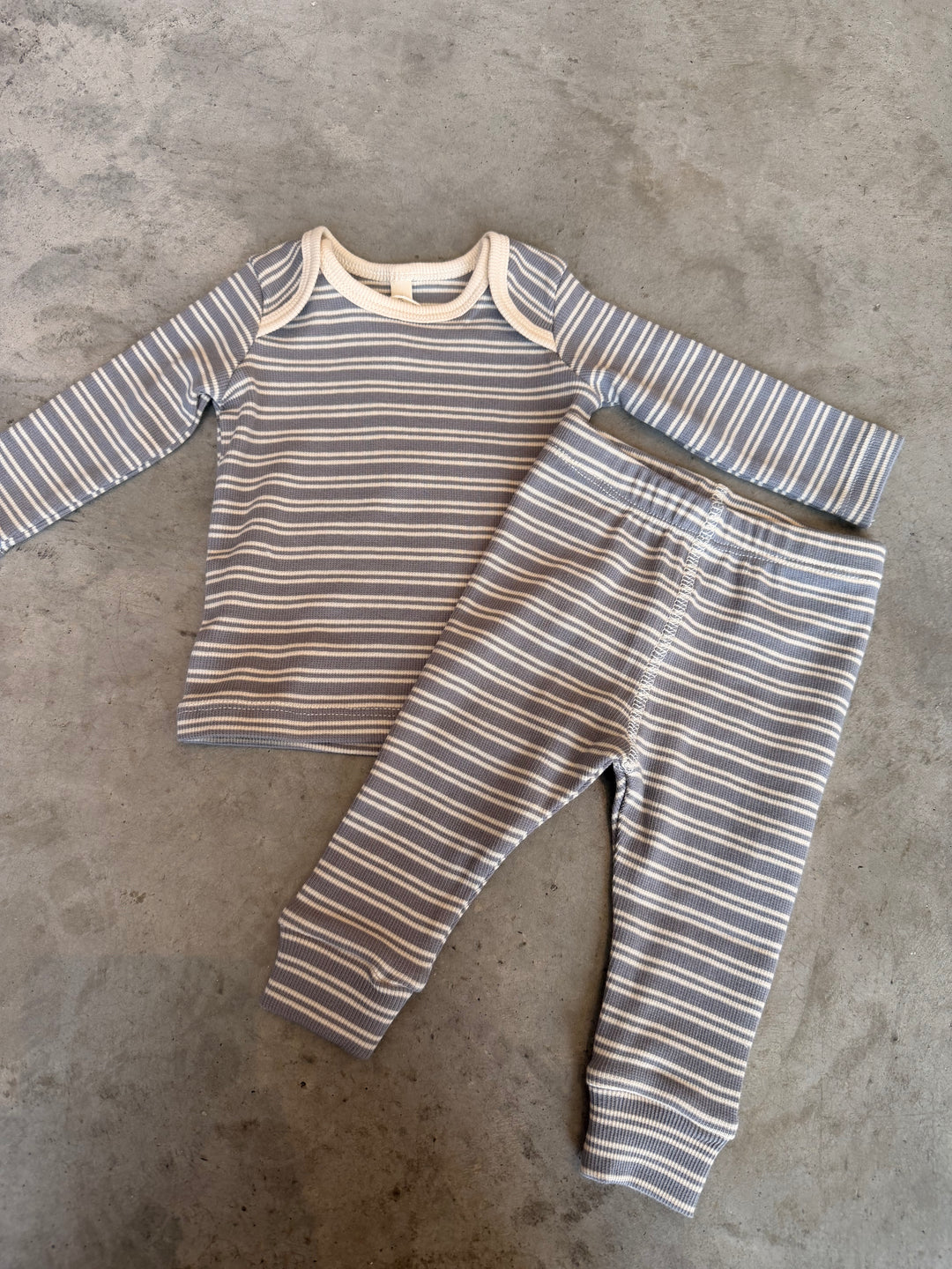 Quincy Mae –  Ribbed Tee + Legging Set in Slate Microstripe