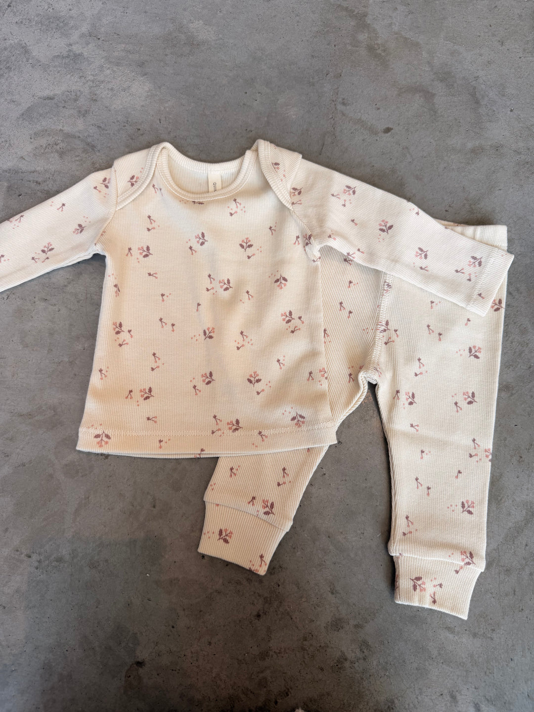 Quincy Mae –  Ribbed Tee + Legging Set in Fall Ditsy