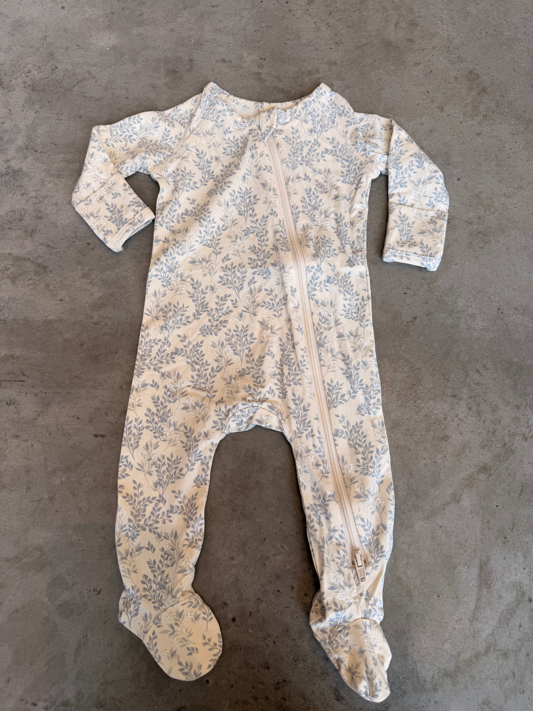 Quincy Mae – Bamboo Zip Footie in Cloud Floral