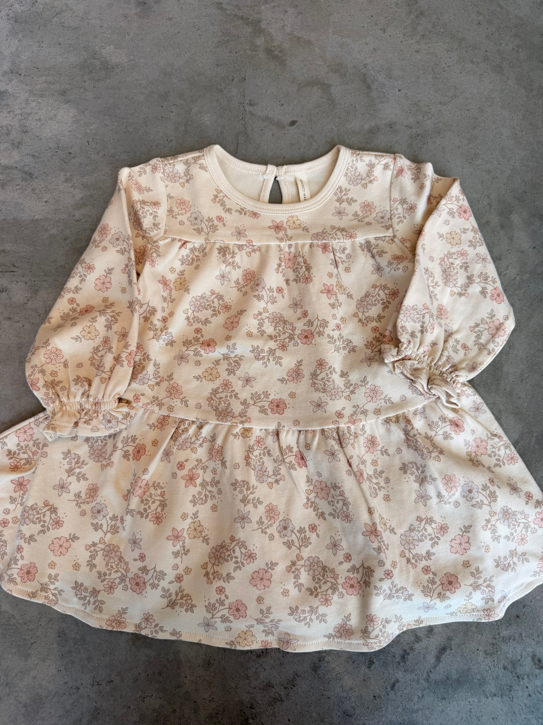 Quincy Mae – Tiered Jersey Dress in Floral Vine