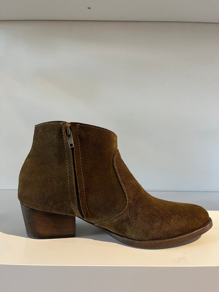 Calleen Cordero – Jovi Boot in Moss Green Suede