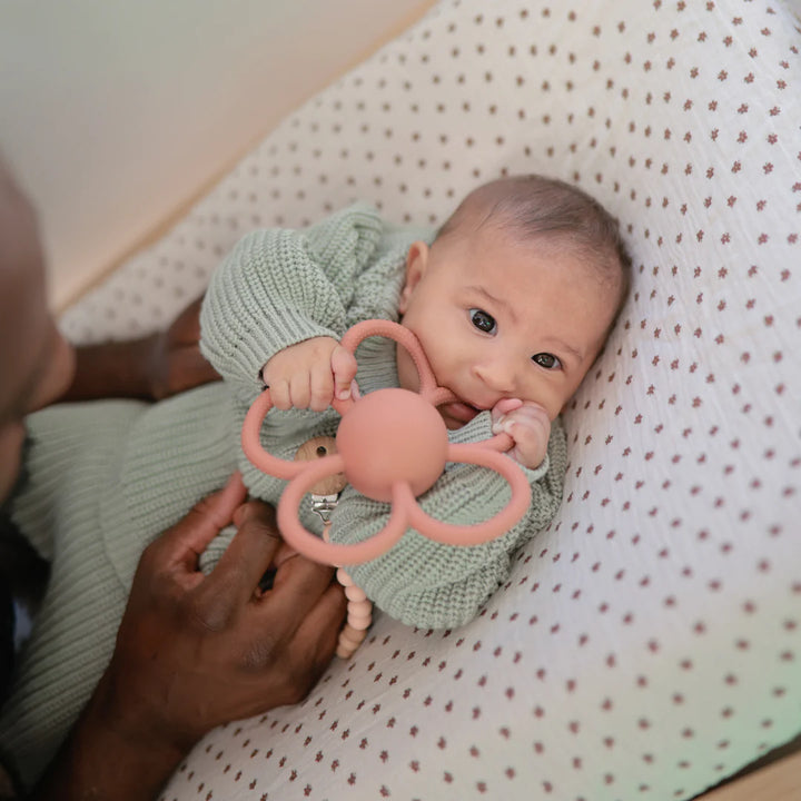 Mushie - Daisy Rattle Teether in Dusty Rose