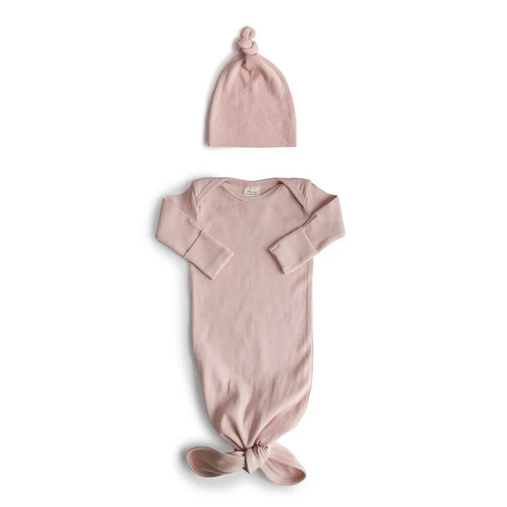 Mushie - Ribbed Knotted Baby Gown + Beanie Set in Blush