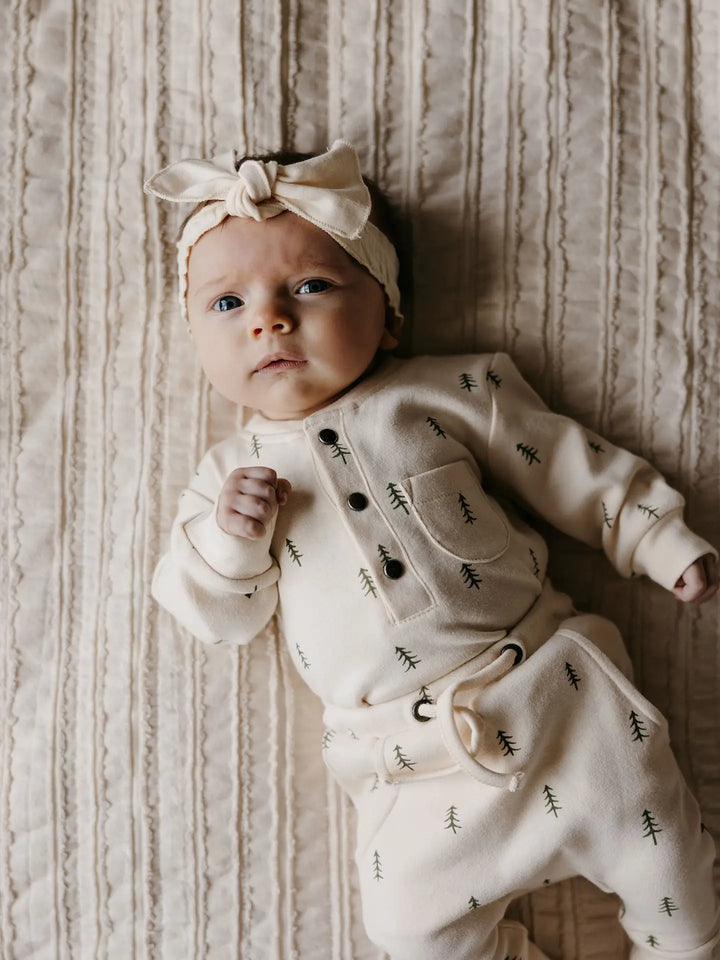 L'ovedbaby – Organic Henley & Jogger Set in Buttercream Trees