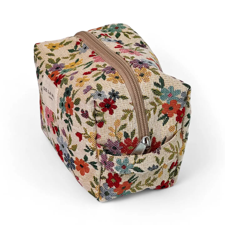 De La Mur Lines - Squared Makeup Bag in Blum