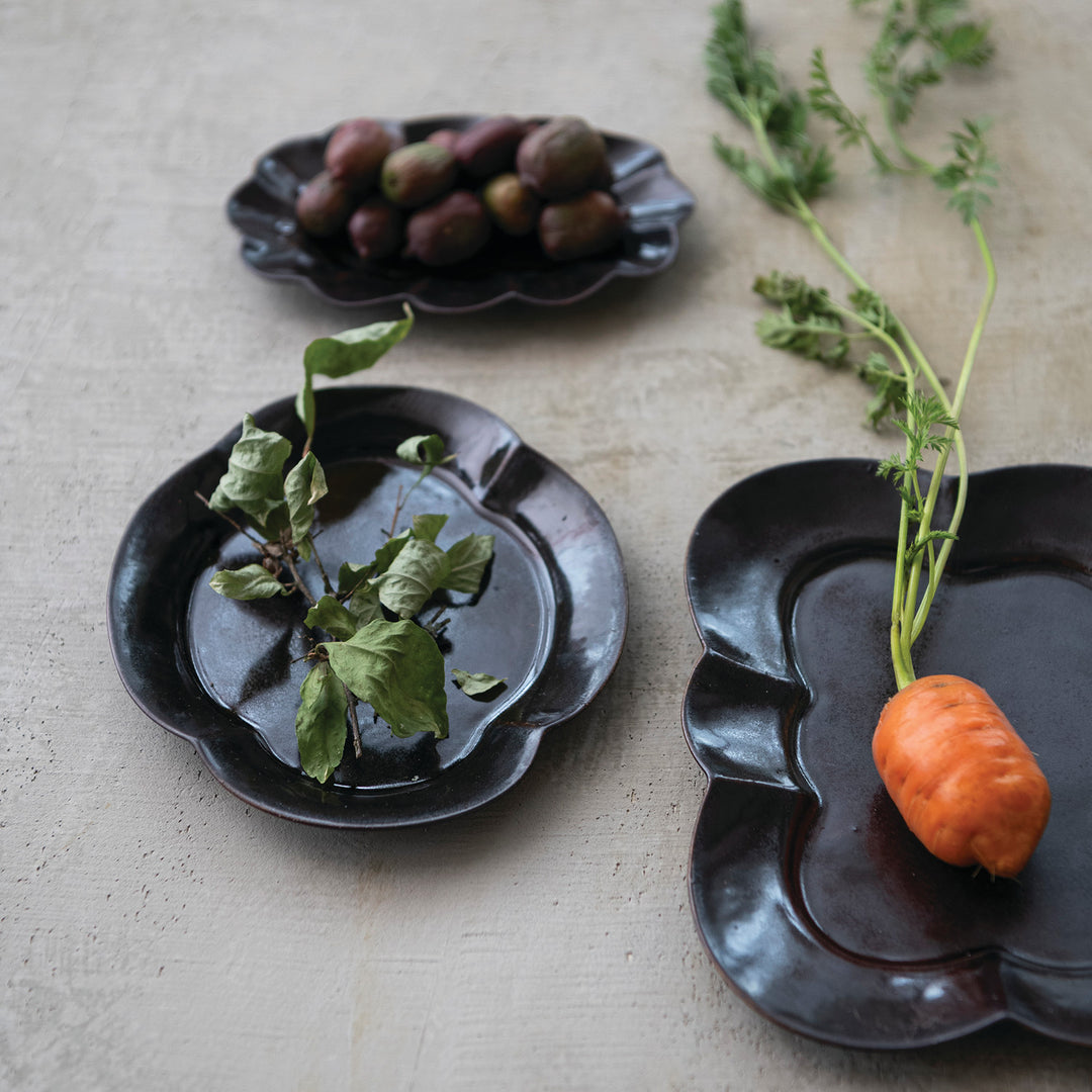 Round Stoneware Scalloped Plate in Gloss Brown
