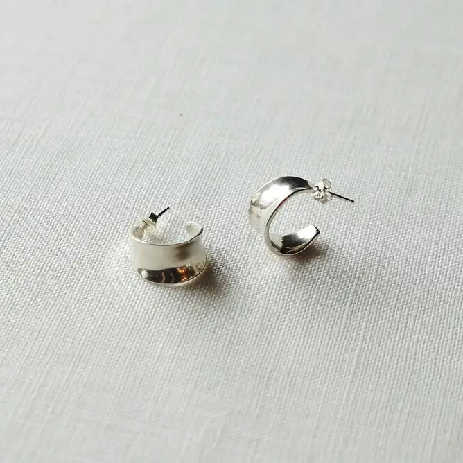 Sarah Safavi Jewelry – Favor Hoop Earrings in Sterling Silver