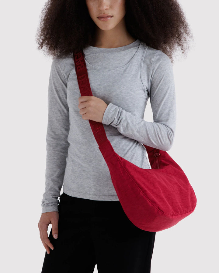 BAGGU - Medium Nylon Crescent Bag in Cherry