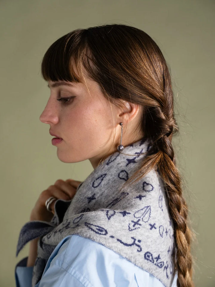 Hansel from Basel – Bandana Cashmere Triangle Scarf in Grey