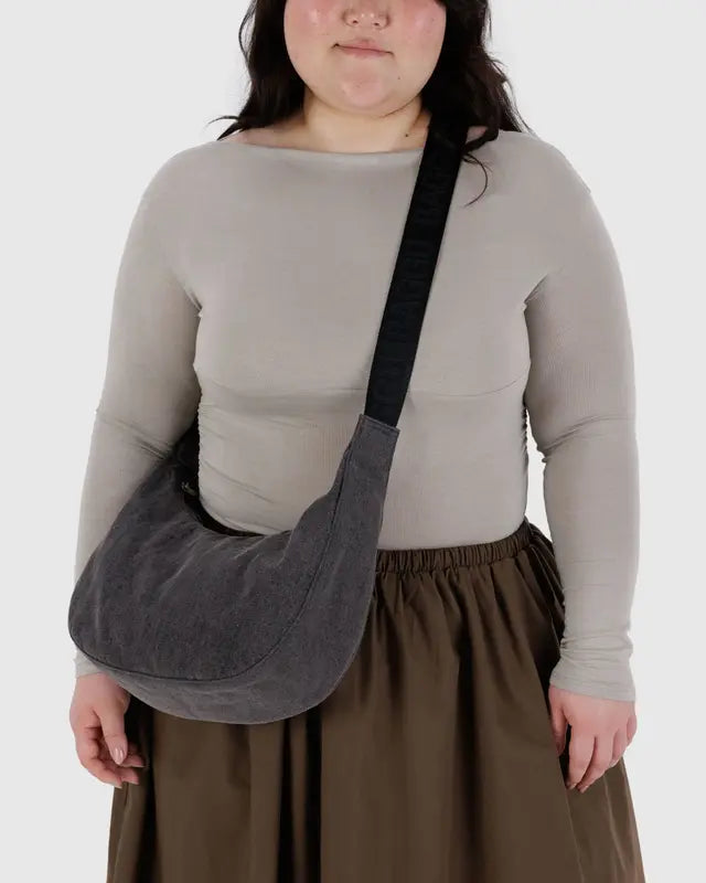 BAGGU - Medium Denim Crescent Bag in Washed Black Denim