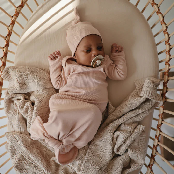 Mushie - Ribbed Knotted Baby Gown + Beanie Set in Blush