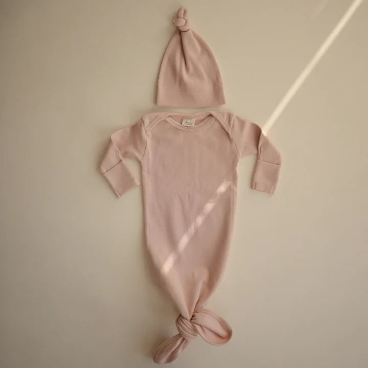 Mushie - Ribbed Knotted Baby Gown + Beanie Set in Blush